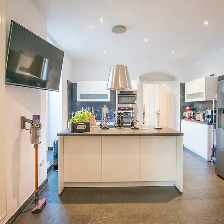 White Lofty Und White Apartament