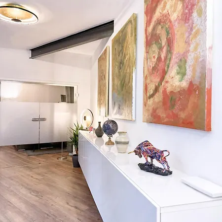 White Lofty Und White Apartament *