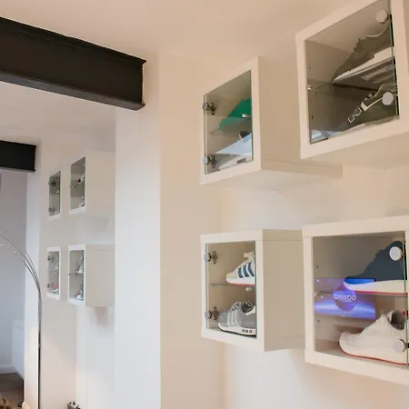 White Lofty Und White Appartement