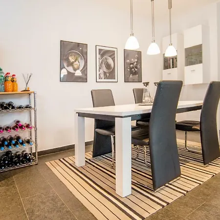 White Lofty Und White Appartement