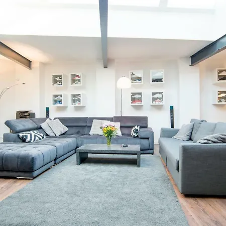 White Lofty Und White