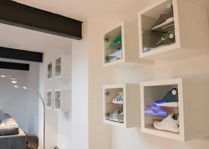 White Lofty Und White Appartement