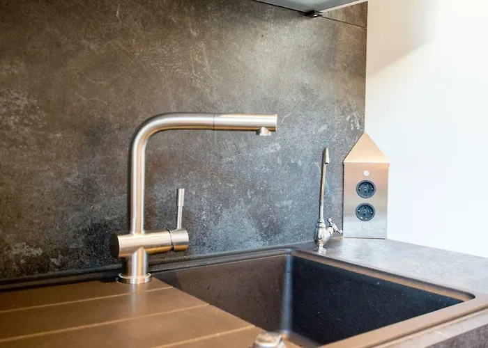 White Lofty Und White דירה