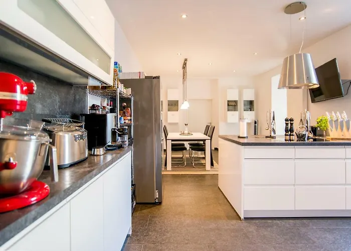 White Lofty Und White