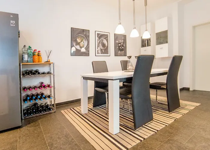 White Lofty Und White דירה