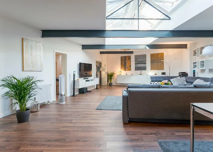 White Lofty Und White