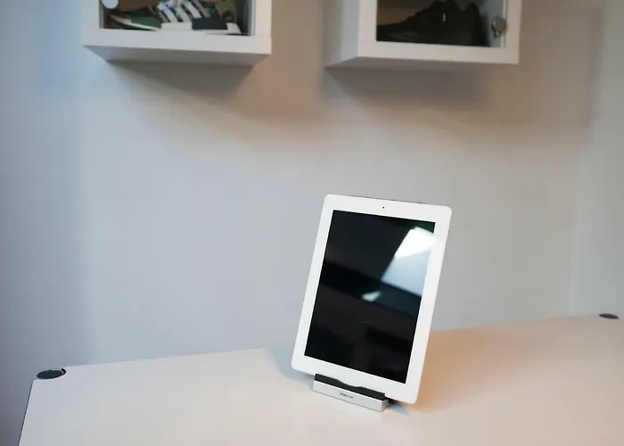 White Lofty Und White Apartment Dusseldorf