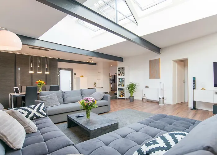 White Lofty Und White Apartment *