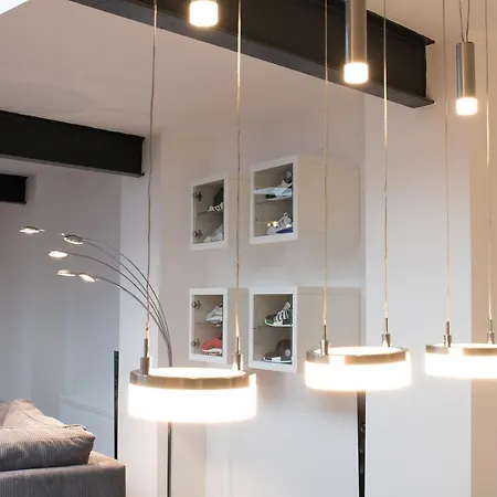 White Lofty Und White Apartment *