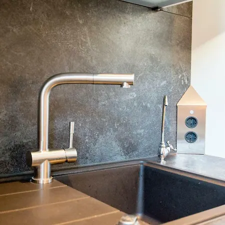 White Lofty Und White Apartment