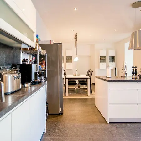 White Lofty Und White