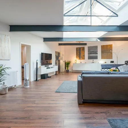 White Lofty Und White