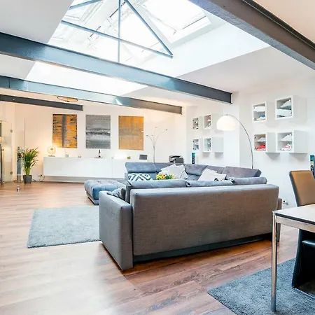 White Lofty Und White Apartment Düsseldorf