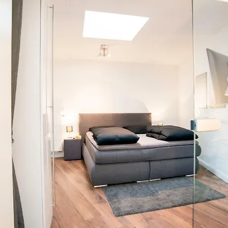 White Lofty Und White Apartment *